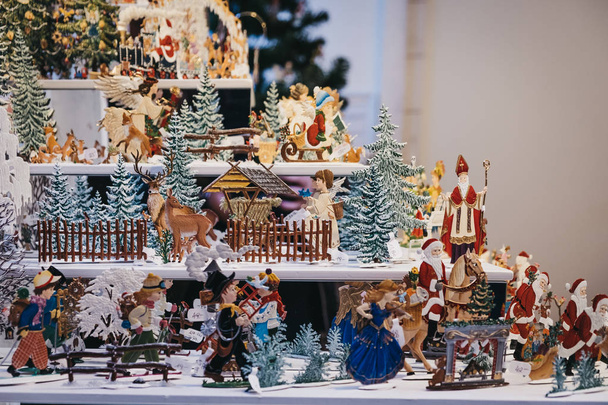 Variedad de decoraciones navideñas a la venta en un Mercado Europeo de Navidad
. - Foto, Imagen