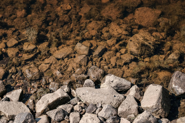 achtergrond van bruin natuurlijke stenen in heap - Foto, afbeelding