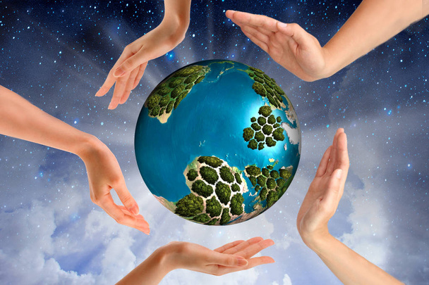 Παγκόσμιο περιβάλλον ημέρα έννοια: ανθρώπινα χέρια κρατώντας μεγάλη ανάπτυξη δέντρο και γη πλανήτη πάνω από το πράσινο φόντο την άνοιξη - Φωτογραφία, εικόνα