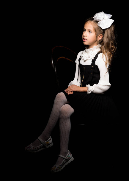Little girl on a black background - Фото, зображення