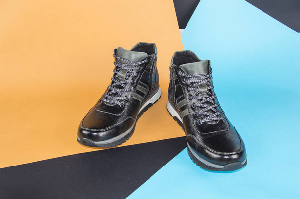 czarne buty na kolorowym tle - Zdjęcie, obraz