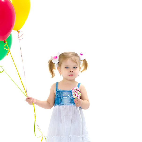 Little girl is playing with a balloon - Foto, Imagem