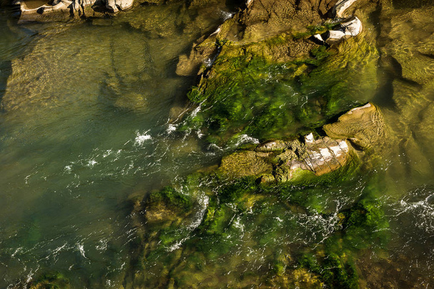 フレーム全体を水に包まれた岩の多い川 - 写真・画像