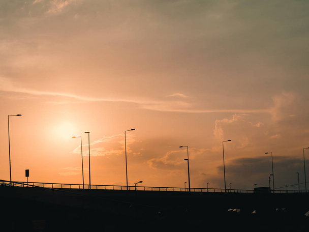Puesta de sol sobre la autopista moderna
 - Foto, imagen