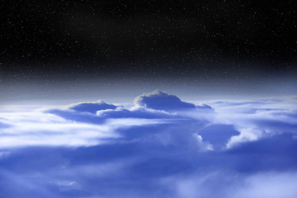 Полет над облаками. Прекрасная панорама из окна самолета с белыми облаками. Летят над белыми облаками. Белое облако внизу. Красивая панорама с небом
 - Фото, изображение