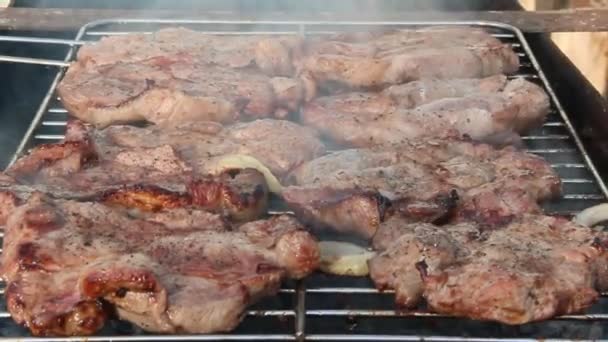 Proceso de cocción de carne. Filete en la barbacoa. Preparación de carne de cerdo apetitoso fuera
 - Metraje, vídeo
