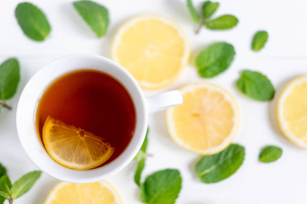 A cup of tea along with mint and lemon. Tea for colds. Natural cures for the disease. Vitamin C. - Foto, imagen