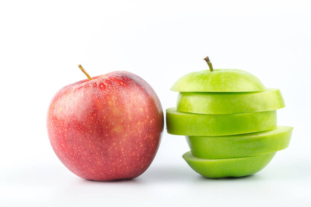 крупним планом зелене і червоне яблуко нарізані ізольовані на білому тлі
 - Фото, зображення
