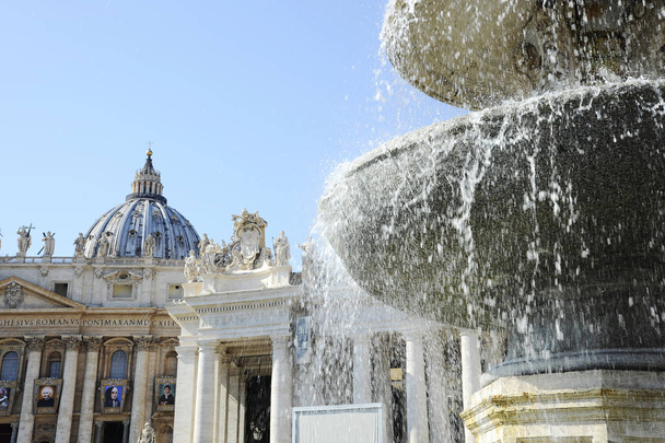 Fuente en la plaza frente a la Catedral de San Pedro. Ciudad del Vaticano, Vaticano
. - Foto, imagen