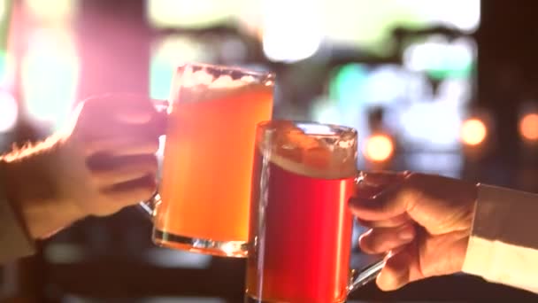 Männliche Freunde klirren in Kneipe mit Bierkrügen. - Filmmaterial, Video