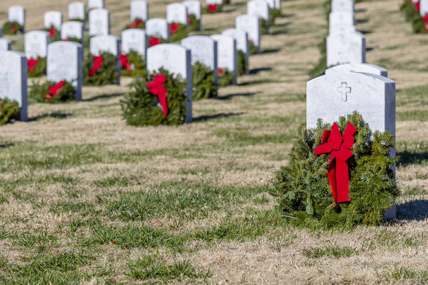 Cementerio de veteranos adornado con coronas para la temporada navideña
 - Foto, Imagen