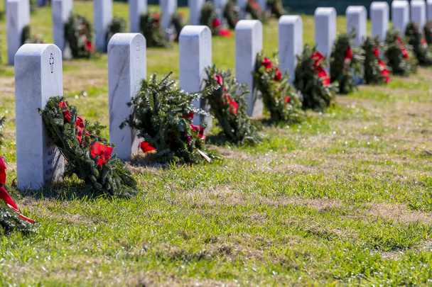 ホリデー シーズンのための花輪で飾られた退役軍人墓地 - 写真・画像