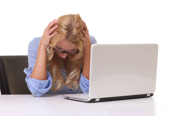 stressaantunut nainen käyttää kannettavaa tietokonetta eristetty valkoisella taustalla
 - Valokuva, kuva