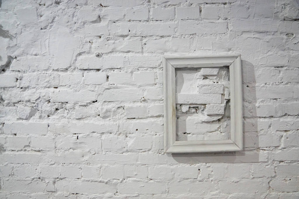 Arrière-plan en forme de mur de briques blanches avec cadre dessus
 - Photo, image