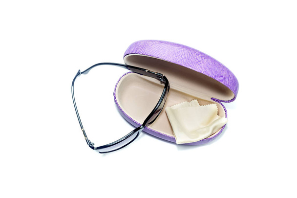 Moderne, nieuwe zonnebril met een case close-up op een witte achtergrond - Foto, afbeelding