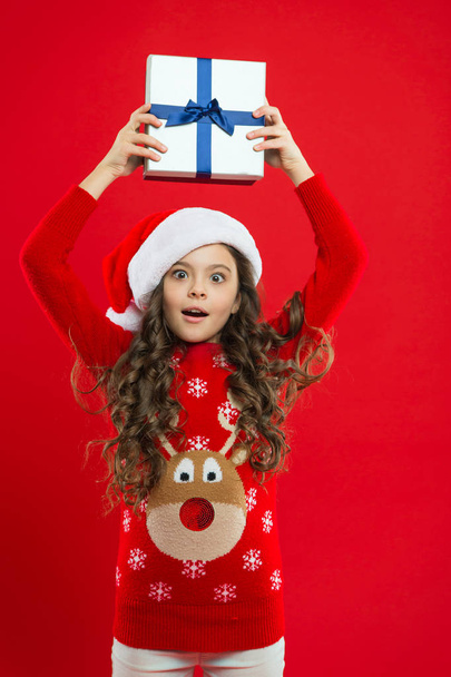 Happy winter holidays. Small girl. Present for Xmas. Childhood. Little girl child in santa red hat. New year party. Santa claus kid. Christmas shopping. its time - Foto, Imagen
