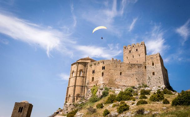 空でパラグライダー。Loarre、ウエスカ、スペインの中世城上空を飛ぶパラグライダー - 写真・画像