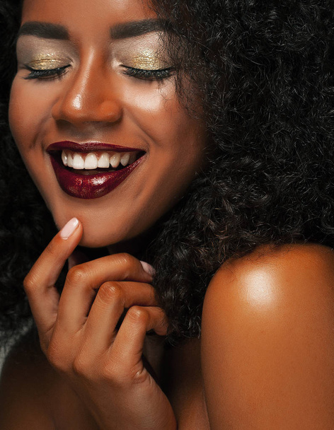 Beauty portrait of african american woman with afro hairstyle and glamour makeup. - Foto, immagini