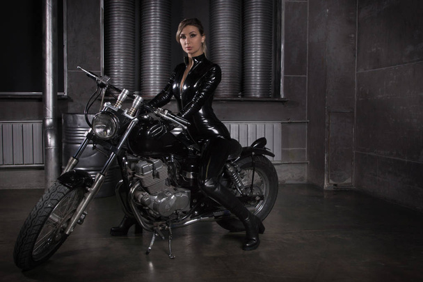 Suikastçı kadının. Motorcu kız bir lateks bir motorcycl üzerinde - Fotoğraf, Görsel
