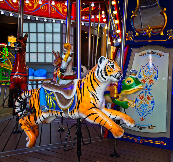 Renkli Carousel kaplan - Fotoğraf, Görsel