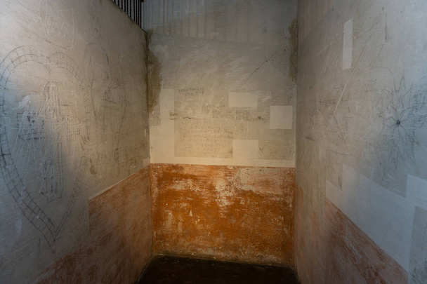 Cárcel en Costa Rica, dentro del actual Museo Nacional de Costa Rica, en la capital de San José. En la pared podemos ver dibujos antiguos de prisioneros
. - Foto, imagen