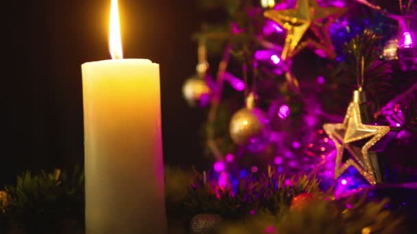 Materiał z drzewa z ornament christmas i płonącą świeczkę na Dekoracja Kolekcja Boże Narodzenie - Materiał filmowy, wideo