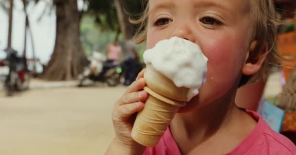 Poika nauttii jäätelötötteröstä
 - Materiaali, video