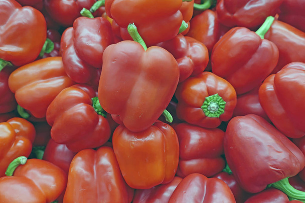 many scattered ripened red pepper fruits in the store - 写真・画像