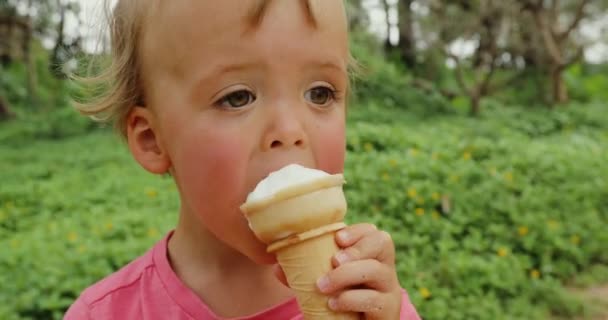 Chłopiec, ciesząc się lodu – stożek - Materiał filmowy, wideo