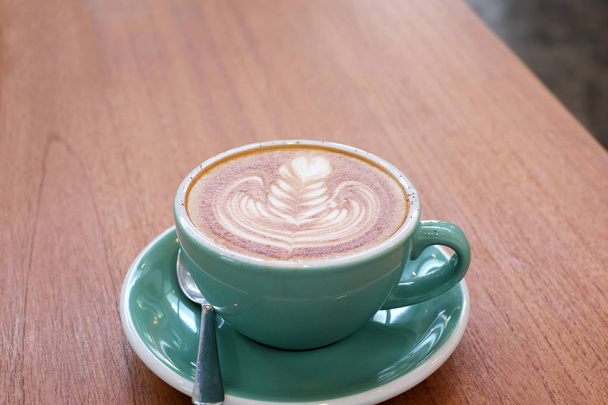 Καφές Latte τέχνη στο ξύλινο γραφείο - Φωτογραφία, εικόνα