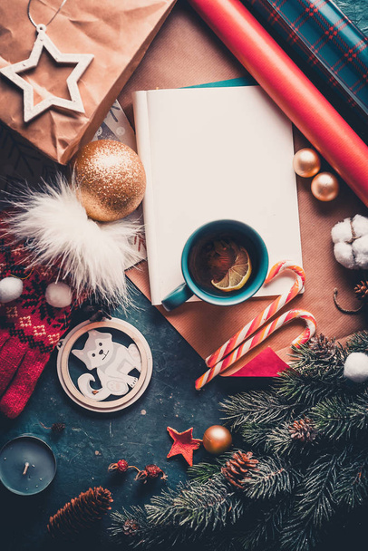 Choinki jodła, dekoracje i gorącej herbaty z cytryną. List do Świętego Mikołaja. Od góry - Zdjęcie, obraz