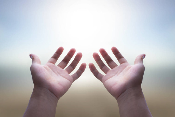Молитва і поклоніння концепція: християнські людина з розпростертими руками поклонятися Крістіан - Фото, зображення