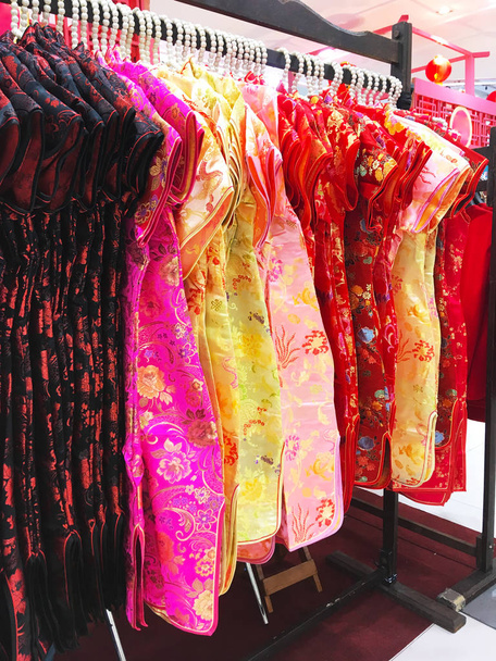 Žena čínské tradiční šaty visí v řadě na nákupní obchodní dům pro čínský Nový rok den. - Fotografie, Obrázek