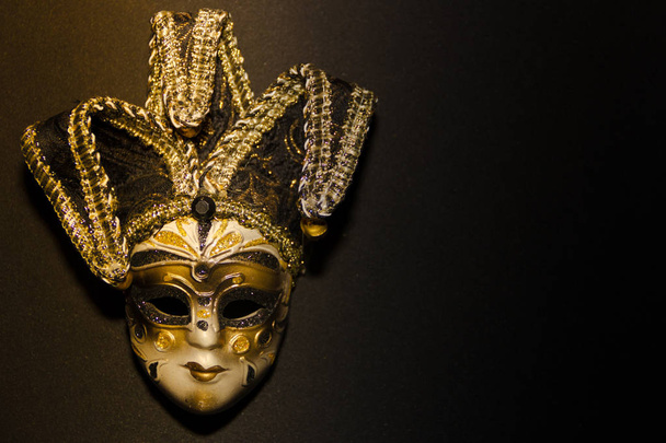 máscaras e penas de carnaval de Veneza sobre fundo preto
 - Foto, Imagem