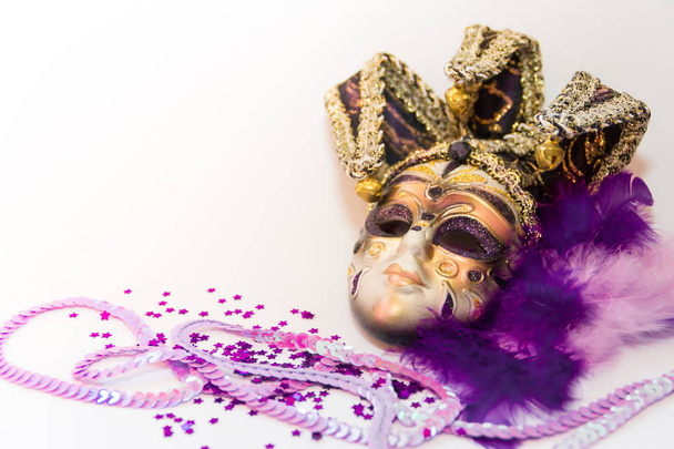 máscaras e penas de carnaval de Veneza sobre fundo branco
 - Foto, Imagem