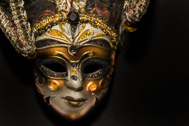 Masken und Federn des venezianischen Karnevals auf schwarzem Hintergrund - Foto, Bild