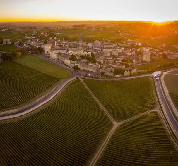 Vinhas vista aérea Bordeaux, Saint-Emilion, área Aquitaine do departamento de Gironde, França, Europa
, - Foto, Imagem