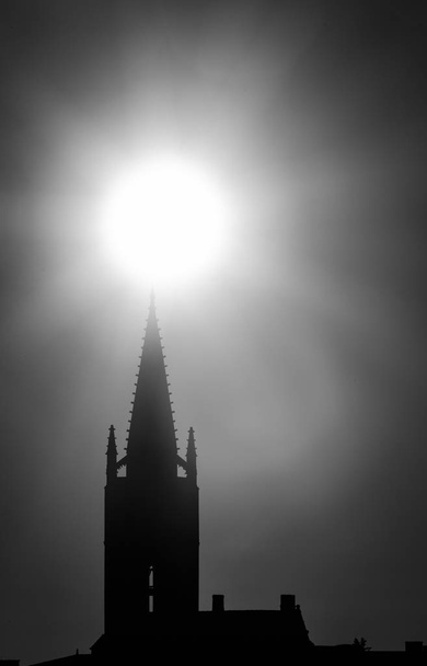 Beau lever de soleil sur le clocher de l'église et du village de Saint Emilion, Religion, Gironde, France
, - Photo, image
