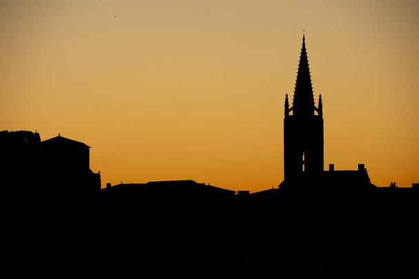 Prachtige zonsopgang op de toren van de kerk en dorp van Saint Emilion, religie, Gironde, Frankrijk, - Foto, afbeelding