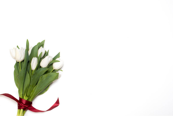 Bukiet białych tulipanów na białym tle - Zdjęcie, obraz