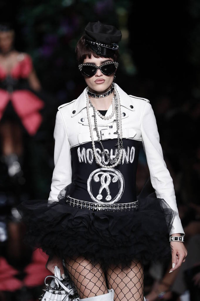 MILAN, ITALY - SEPTEMBER 21: A model walks the runway at the Moschino Ready to Wear Spring/Summer 2018 fashion show during Milan Fashion Week Spring/Summer 2018 on September 21, 2017 in Milan, Italy. - Фото, изображение