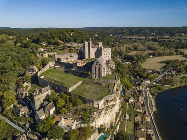 Chateau de Beynac, miejscowość Beynac-et-Cazenac, widok z lotu ptaka z Dordogne, Perigord, Dordogne, Francja - Zdjęcie, obraz
