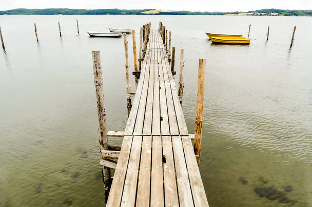 houten pier op het meer, mooie foto digitale foto - Foto, afbeelding