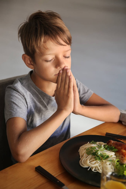 Imádkozni otthon étkezés előtt kisfiú - Fotó, kép
