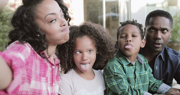 Famille afro-américaine tirant des visages stupides pour un selfie
 - Séquence, vidéo