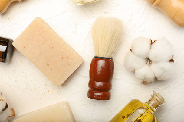 Composição com cosméticos escovas de barbear para homens no fundo branco
 - Foto, Imagem