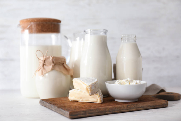 Diferentes productos lácteos en mesa ligera
 - Foto, Imagen