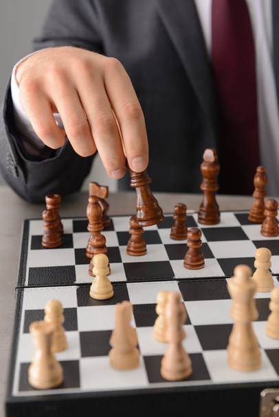 Homme d'affaires jouant aux échecs, gros plan
 - Photo, image