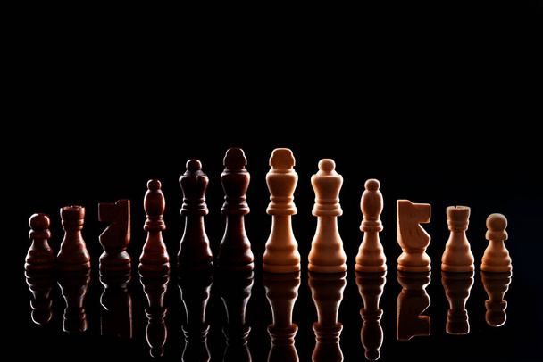 Piezas de ajedrez sobre fondo oscuro - Foto, imagen