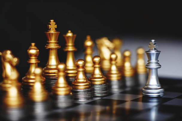 Jogo de tabuleiro de xadrez, conceito competitivo de negócios, forte situação de vantagem de capital financeiro, vencedor e perdedor
 - Foto, Imagem